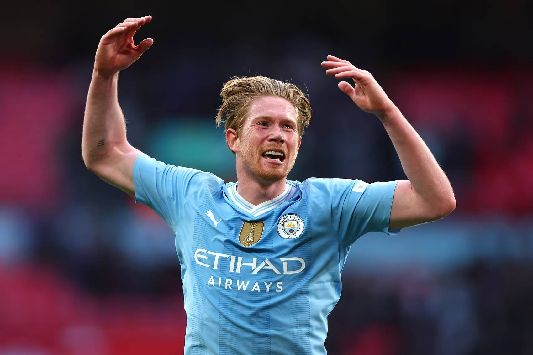 曼城卫冕之旅，德布劳内接连两球成就胜利