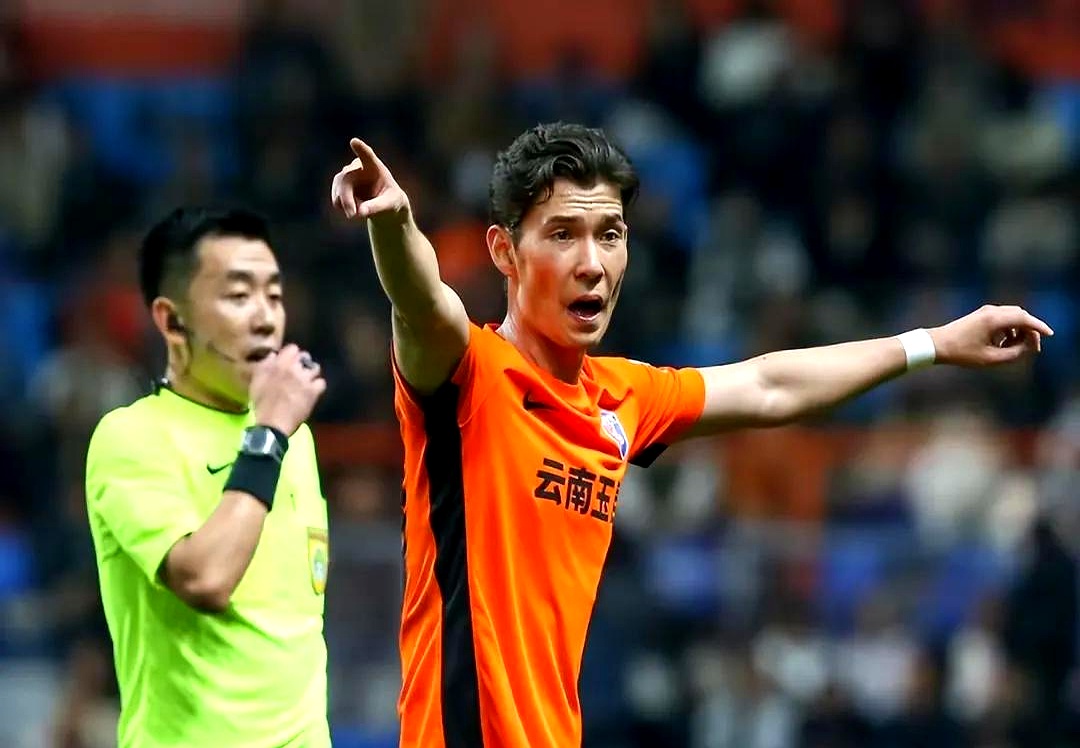 球队的队长为球员们鼓劲,带领他们共同向着胜利努力的简单介绍 球队的队长为球员们鼓劲,带领他们共同向着胜利努力的简单介绍