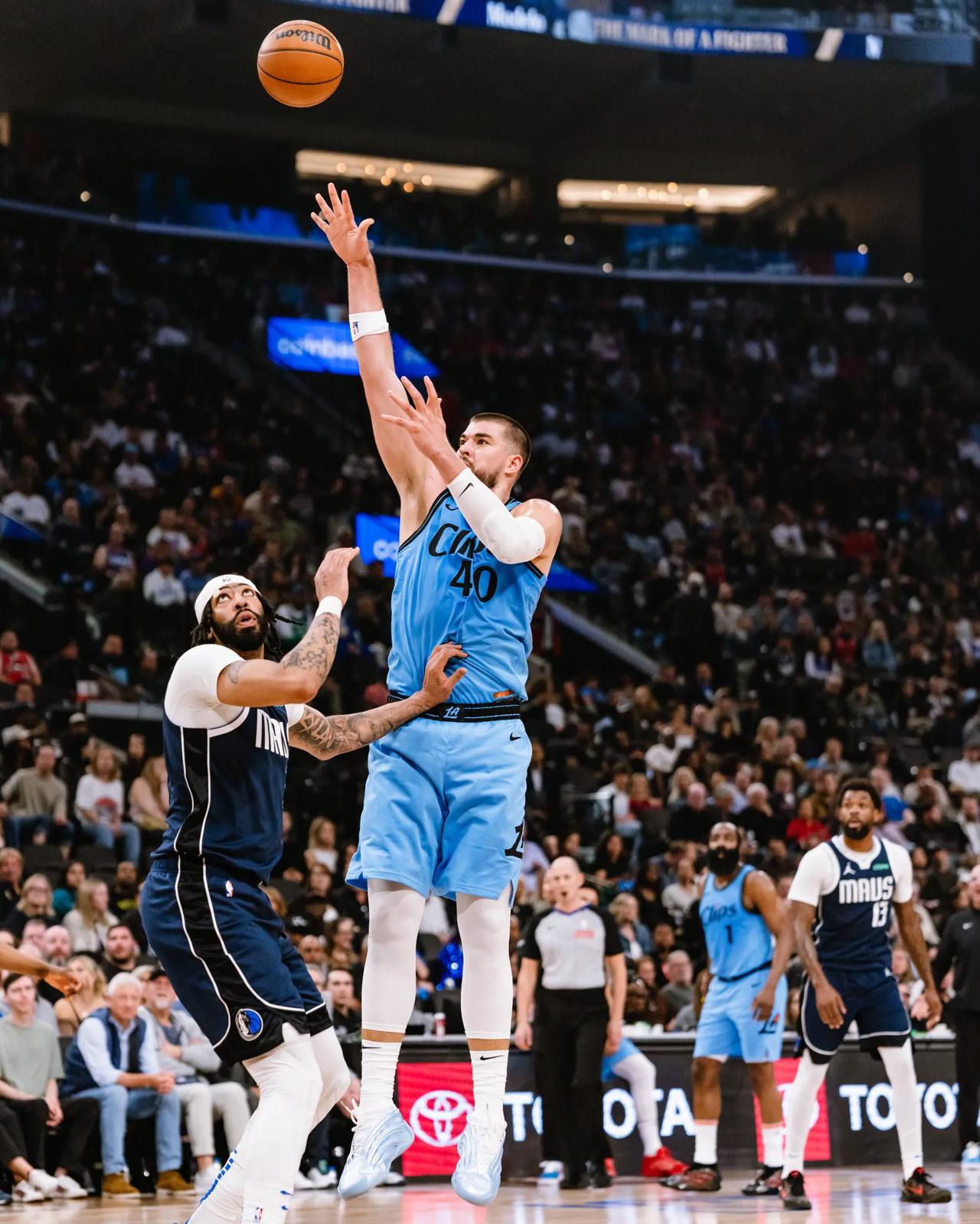 关于快船核心连续砍下高分，展现领袖风范的信息