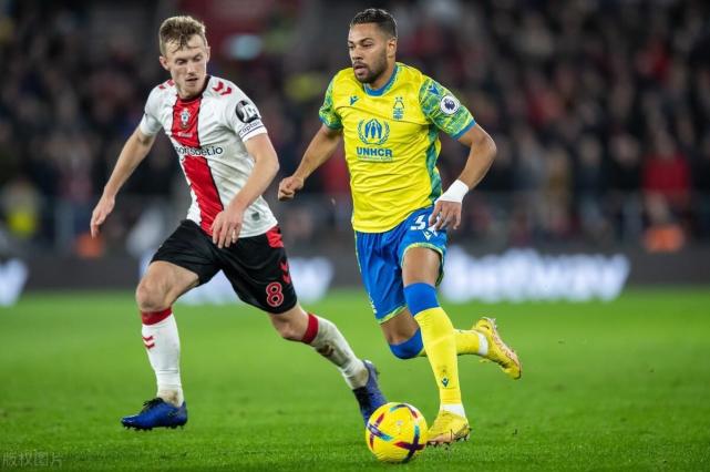 包含汉堡SV主场告负，陷入保级泥潭的词条