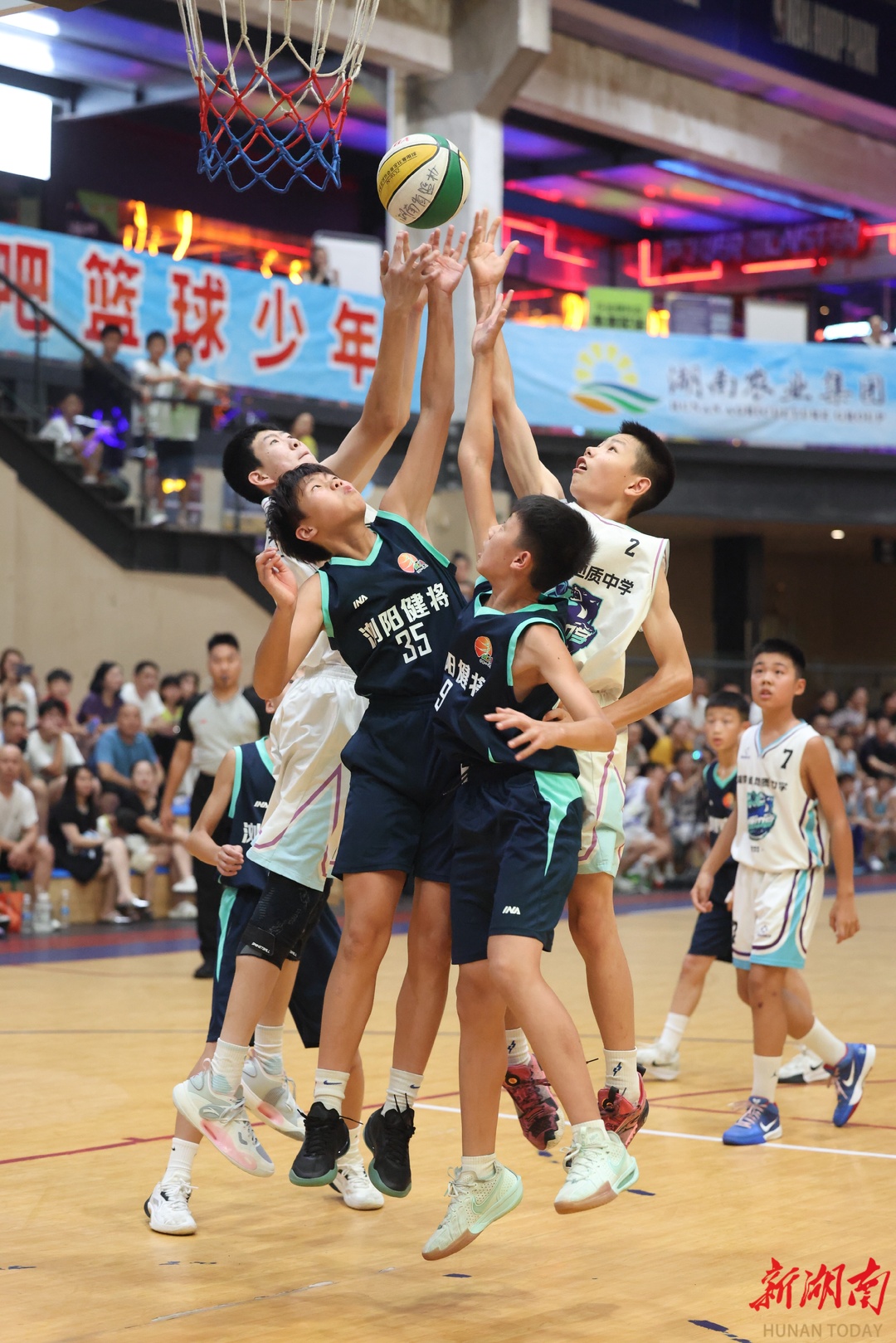 业余篮球联赛激烈上演,选手们竞技拼搏追逐梦想的简单介绍 业余篮球联赛激烈上演,选手们竞技拼搏追逐梦想的简单介绍